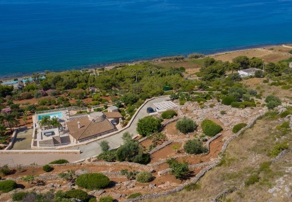 L'area esterna di Tenuta Scialandre si estende per circa 18.000 mq non tutti completamente recintati ed è caratterizzata da terrazzamenti che si adattano alla conformazione del terreno e che degradano verso il basso. Tenuta Scialandre