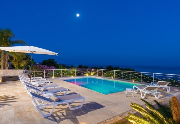 La posizione della piscina dona agli ospiti una vista mare privilegiata ed il solarium circostante, attrezzato con lettini prendisole ed una doccia dislocata sulla parte destra della stessa. Tenuta Scialandre
