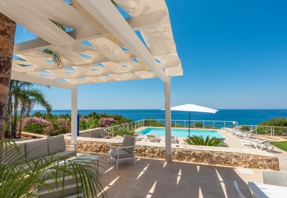 L'area piscina è l'ideale location per vivere momenti indimenticabili con il meraviglioso sfondo dato dalla infinita vista mare che regala agli ospiti uno spettacolo in tutte le ore del giorno. Tenuta Scialandre