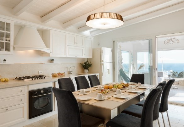 La cucina è caratterizzata da suggestive pareti in pietra locale che ben si coniugano con gli eleganti arredi e con la costante vista mare. Tenuta Scialandre