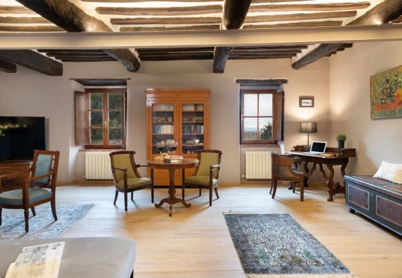 L’area living con tv e angolo da lavoro – Terra di Siena