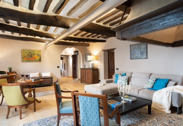 L’area living con tv e angolo da lavoro – Terra di Siena