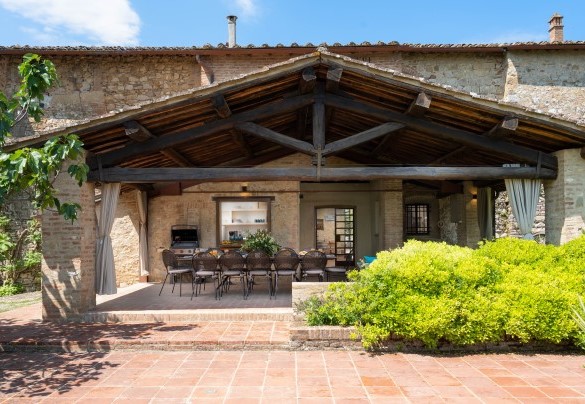 Il portico per la colazione e un salotto conviviale – Terra di Siena
