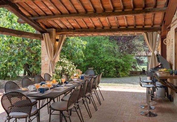 Le rifiniture in stile rustico, i pavimenti in legno vero, le travi a vista e i mobili restaurati – Terra di Siena