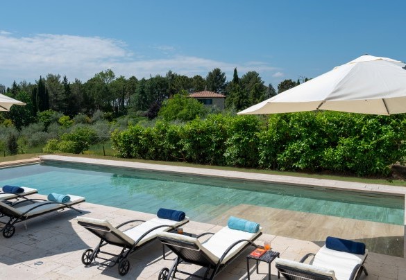 La piscina, collocata a pochi passi dalla struttura e protetta da una siepe di alloro – Terra di Siena