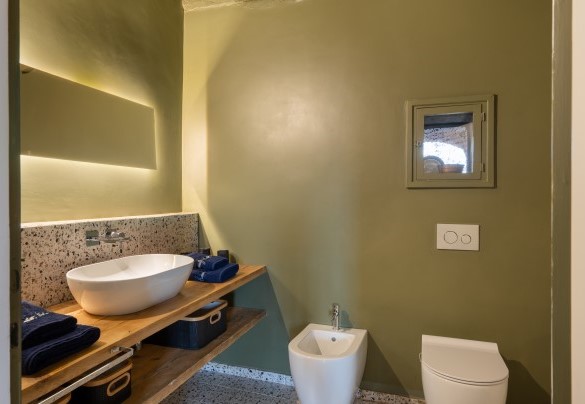 Bagno con vasca n.1 en suite alla camera n.1 – Terra di Siena