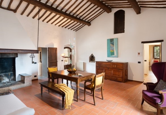Salotto con accesso esterno e con camino ornamentale al secondo piano – Terra di Siena