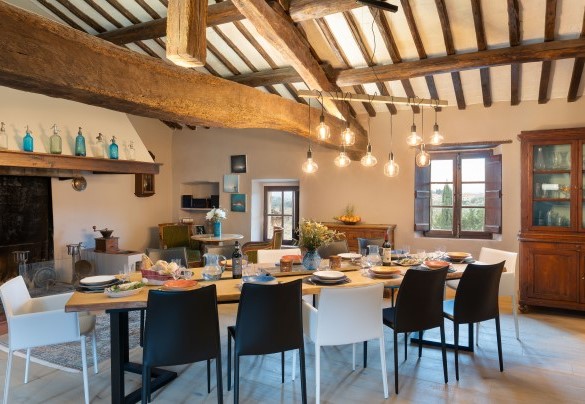 La sala da pranzo al primo piano– Terra di Siena