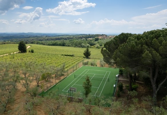 Il campo da tennis si trova a 50 m dal casale, la pavimentazione è in erba sintetica – Terra di Siena