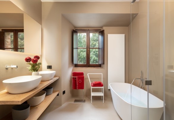 Bagno con doccia e vasca n. 6 en suite alla camera n.6 – Terra di Siena