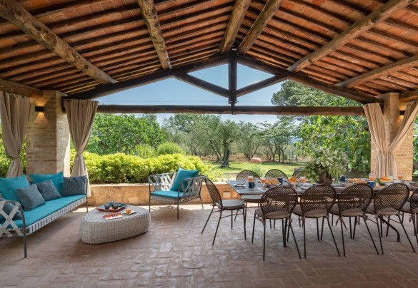 Il portico per la colazione e un salotto conviviale – Terra di Siena