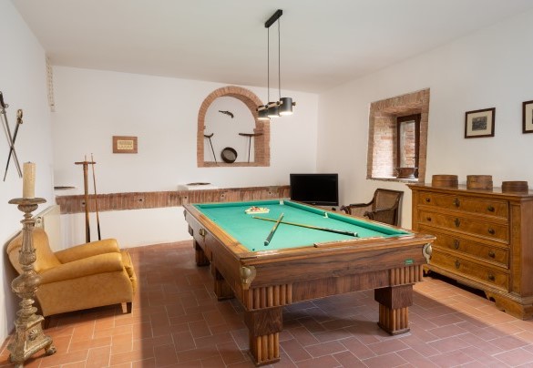 La sala biliardo a piano terra– Terra di Siena