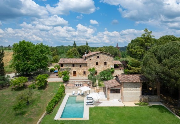 Villa immersa nella campagna a pochi chilometri dalla città – Terra di Siena