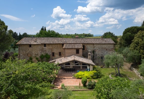 Villa immersa nella campagna a pochi chilometri dalla città – Terra di Siena