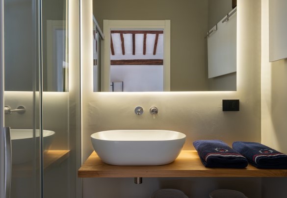 Bagno con doccia n. 3 en-suite alla camera n.3 –  Terra di Siena