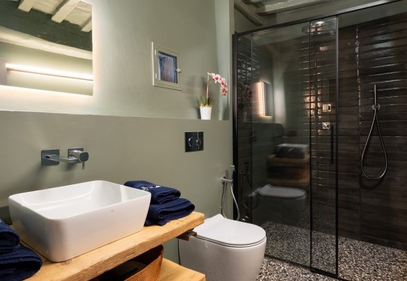 Bagno con doccia n. 2 en suite alla camera n.2 – Terra di Siena