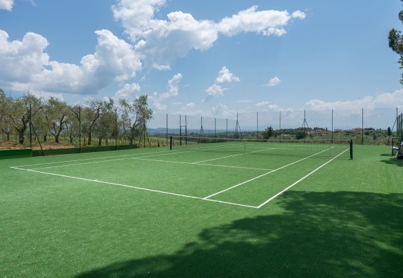 Il campo da tennis si trova a 50 m dal casale, la pavimentazione è in erba sintetica – Terra di Siena