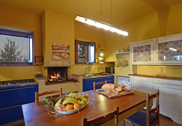 La vivace cucina con camino - Terra San Raffaele