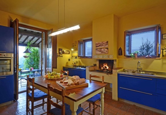 La vivace cucina con camino - Terra San Raffaele