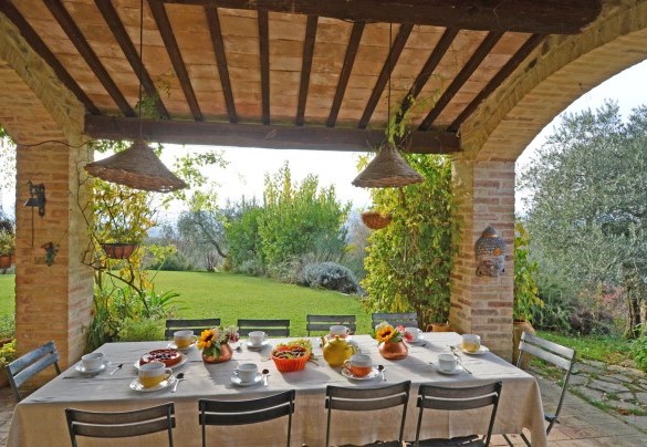 Il portico ombreggia il tavolo da pranzo - Terra San Raffaele