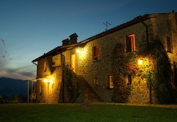 Il fianco della villa completamente illuminato - Terra San Raffaele