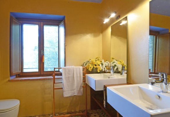 Il colorato bagno al primo piano con vasca - Terra San Raffaele