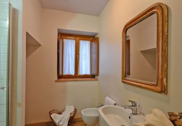 Il bagno al piano terra con doccia - Terra San Raffaele