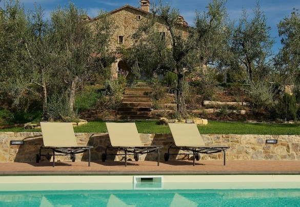 La zona prendisole con alcuni lettini - Terra San Raffaele