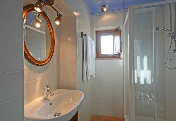 Il bagno con doccia al primo piano - Terra San Raffaele
