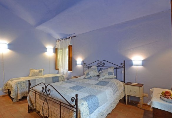 La suggestiva camera matrimoniale con letto singolo aggiuntivo al primo piano - Terra San Raffaele