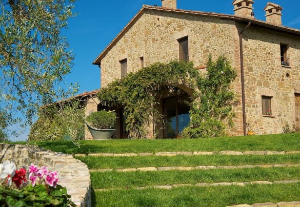 La villa è caratterizzata da muri con pietre a vista - Terra San Raffaele