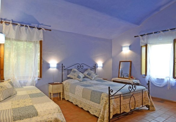 La suggestiva camera matrimoniale con letto singolo aggiuntivo al primo piano - Terra San Raffaele