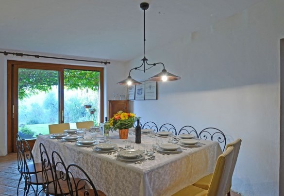 Il grande tavolo da pranzo imbandito - Terra San Raffaele