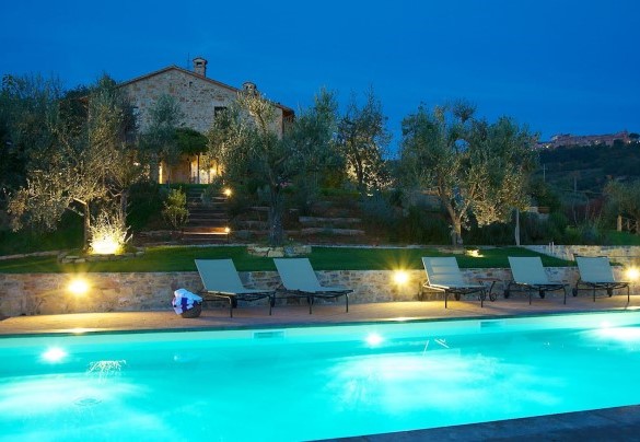La piscina è illuminata sia internamente che esternamente - Terra San Raffaele