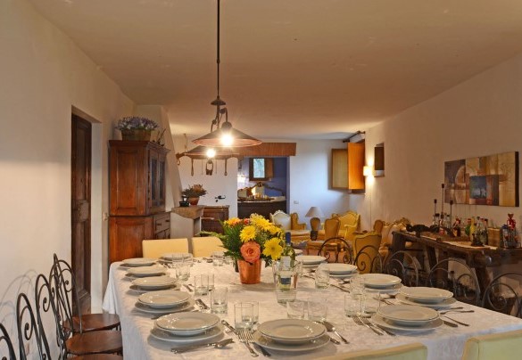 Il grande tavolo da pranzo imbandito - Terra San Raffaele