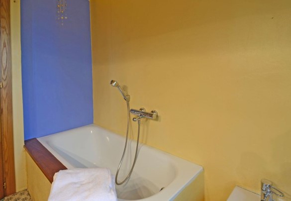 Il colorato bagno al primo piano con vasca - Terra San Raffaele