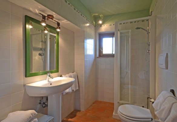 Il caratteristico bagno en-suite con doccia - Terra San Raffaele