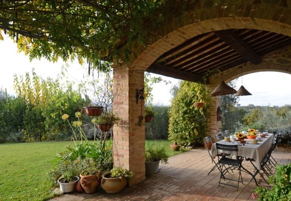 Il portico ombreggia il tavolo da pranzo - Terra San Raffaele