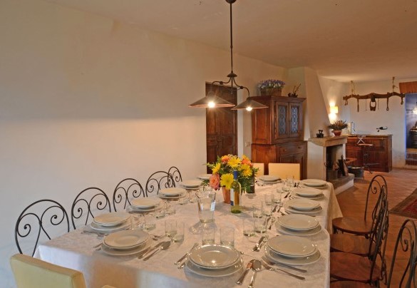 Il grande tavolo da pranzo imbandito - Terra San Raffaele