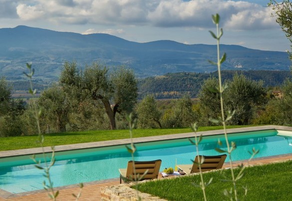 Il panorama collinare apprezzabile dalla piscina - Terra San Raffaele
