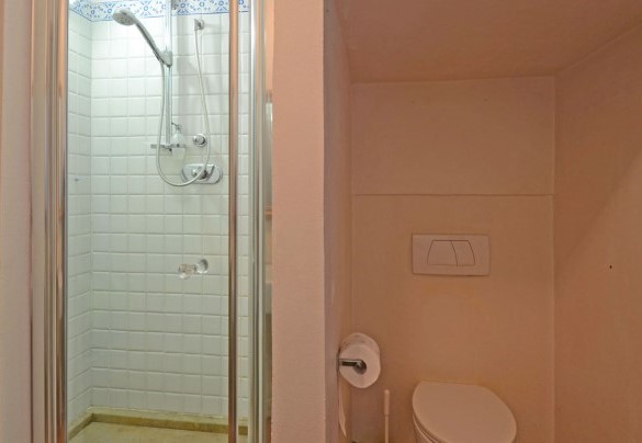 Il bagno al piano superiore con doccia - Terra San Raffaele