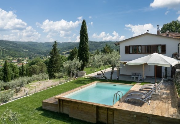 The pool is raised and surrounded by a teak solarium – Terrazza sulla valle