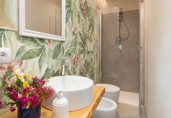 En-suite bathroom with shower on the first floor – Terrazza sulla valle