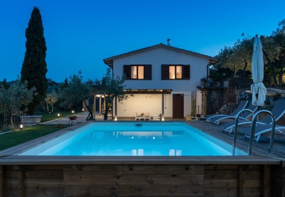 The pool has internal lighting – Terrazza sulla valle