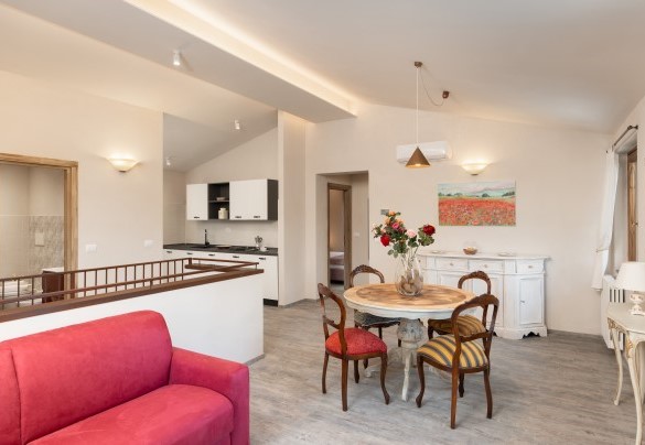 A living room with extra sofa bed, a dining and kitchen area equipped for breakfast – Terrazza sulla valle