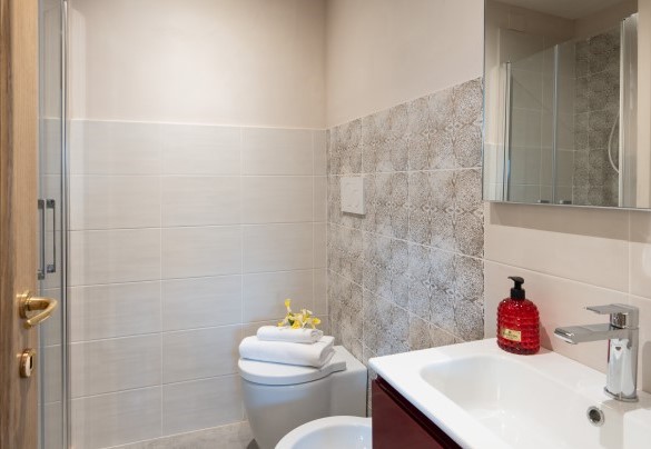 Bathroom with shower on the first floor – Terrazza sulla valle