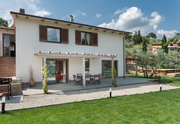 The main entrance on the ground floor is under the portico – Terrazza sulla valle