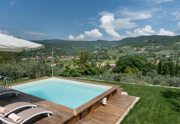 The pool measures 8 x 4 m with a depth of 1.30 – Terrazza sulla valle