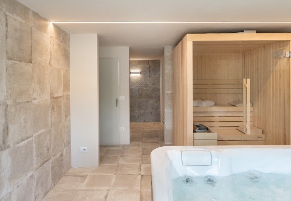 Relaxing area with sauna and hydromassage tub – Terrazza sulla valle 