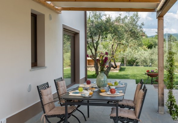 The villa is furnished in a mix of modern and rustic elements of design – Terrazza sulla valle